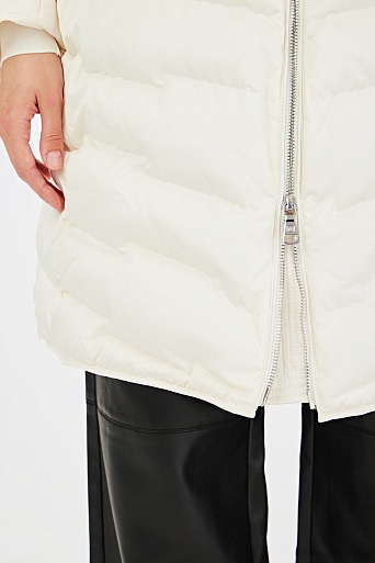 Белое пуховое пальто с капюшоном