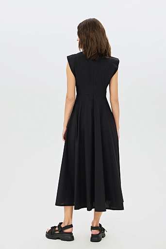 Длинное черное платье с оборками на плечах