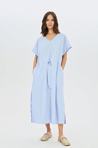 Нежно-голубое платье-макси с поясом