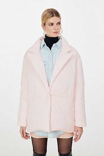 Светло-розовая пуховая куртка прямого кроя