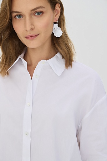 Белая блузка с вырезом на спине
