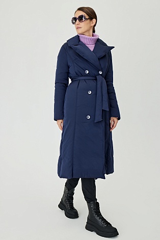 Темно-синее пуховое пальто с поясом