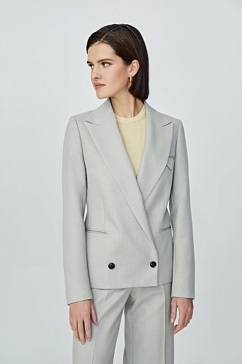 Светло-серый двубортный пиджак