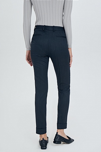 Узкие брюки темно-синего цвета с отворотами