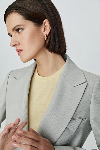Светло-серый двубортный пиджак