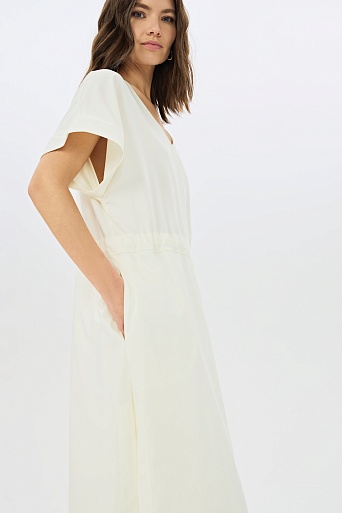 Белое платье-макси с поясом