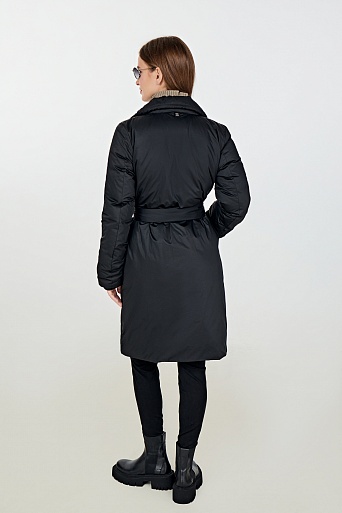 Черное пуховое пальто с поясом