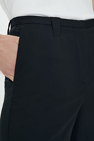 Прямые брюки черного цвета со стрелками