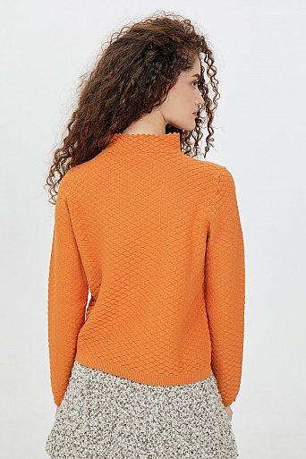 Оранжевый пуловер текстурной вязки