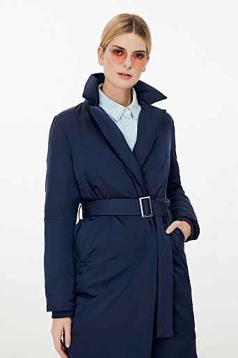 Темно-синее пуховое пальто с поясом