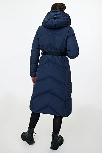 Удлиненное пуховое пальто темно-синего цвета с поясом