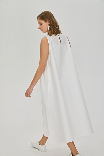 Белое платье без рукавов