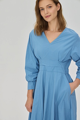 Голубое платье-макси с V-образным вырезом