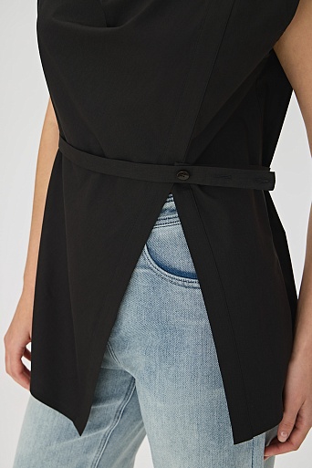 Ассиметричная блуза черного цвета с пояском