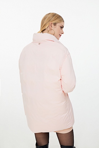 Светло-розовая пуховая куртка прямого кроя