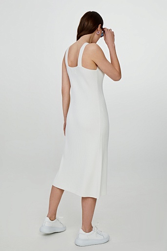 Белое трикотажное платье с V-образным вырезом