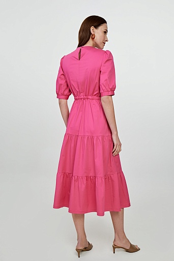 Розовое платье с многоярусной юбкой