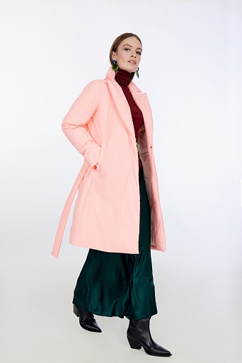 Розовое пуховое пальто с поясом