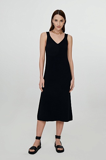 Черное трикотажное платье с V-образным вырезом