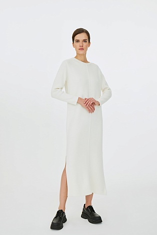 Белое трикотажное платье с разрезами по бокам