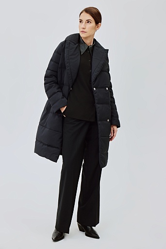 Черное пуховое пальто из ткани в полоску