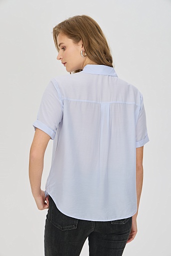 Блузка с коротким рукавом нежно-голубого цвета