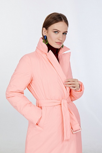 Розовое пуховое пальто с поясом