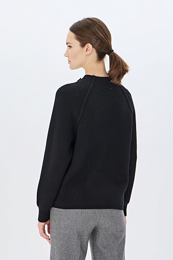 Черный свитер с декоративной застежкой